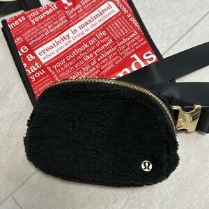 🎉HP🎉 NWOT Lululemon Everywhere Belt Bag 1L Fleece